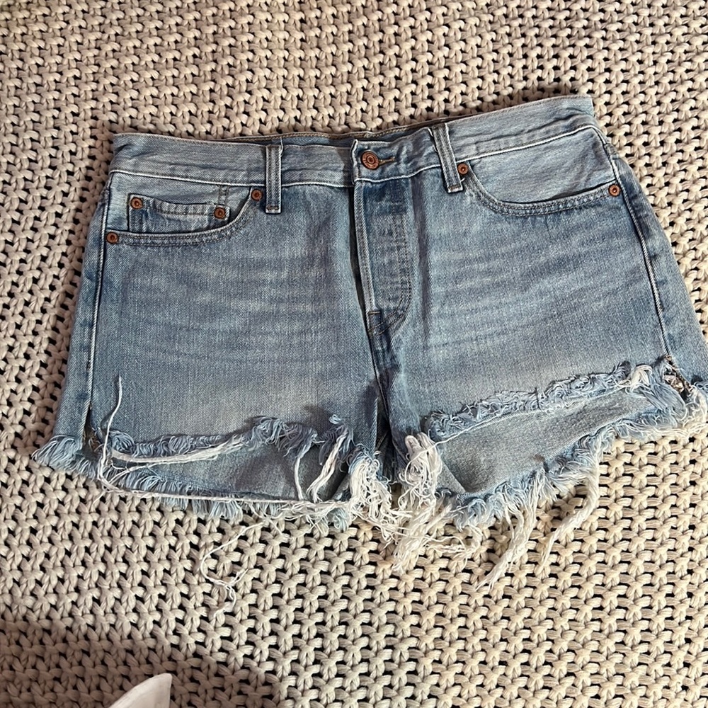 Women’s Levi jean shorts size 29 light wash denim